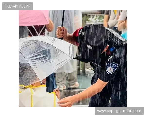 志愿者在雨中把伞让给陌生人，志愿者在雨天