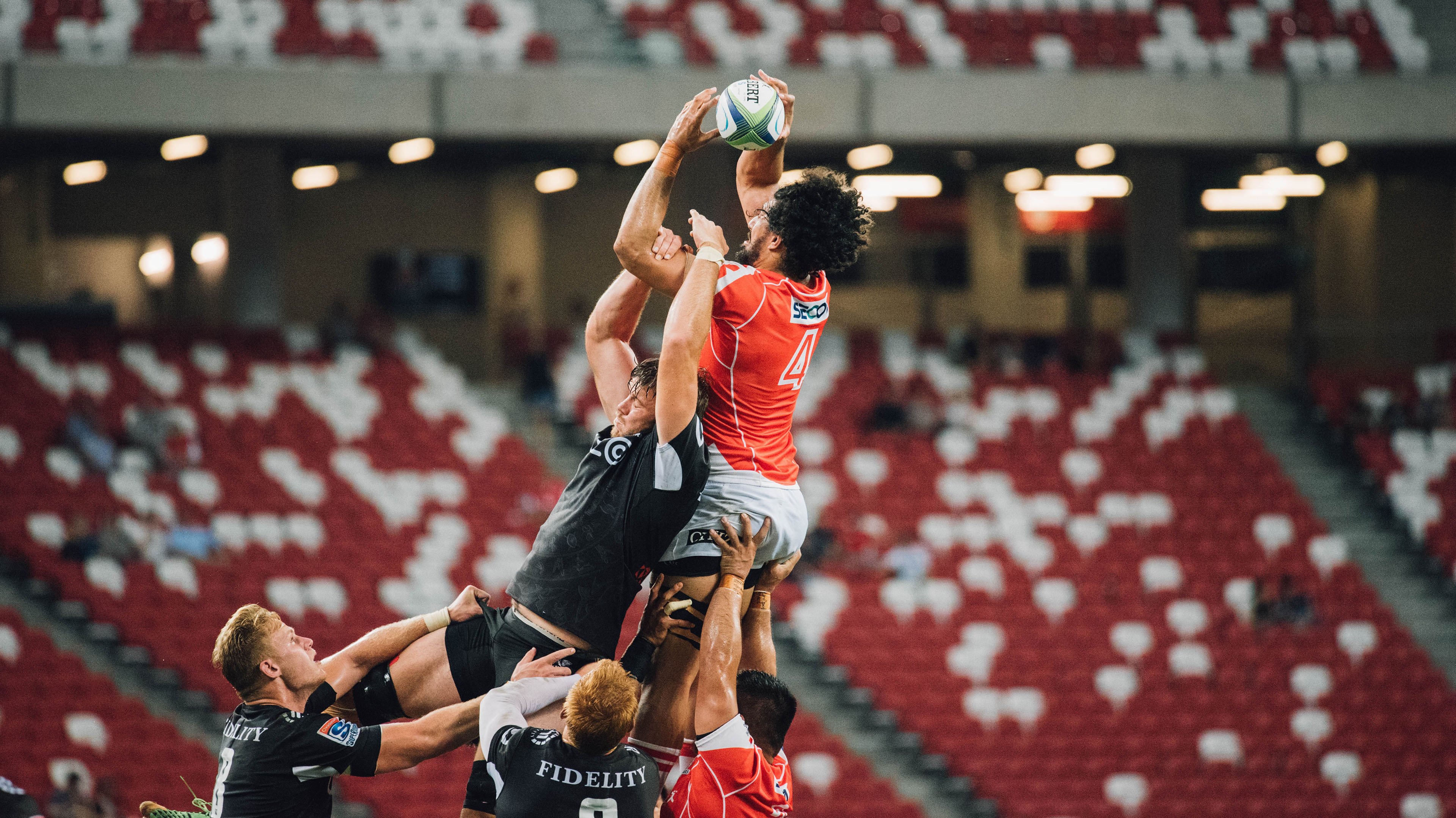 “马科斯·莫奇的速度与力量，成为阿根廷美洲狮队防守的坚实保障”